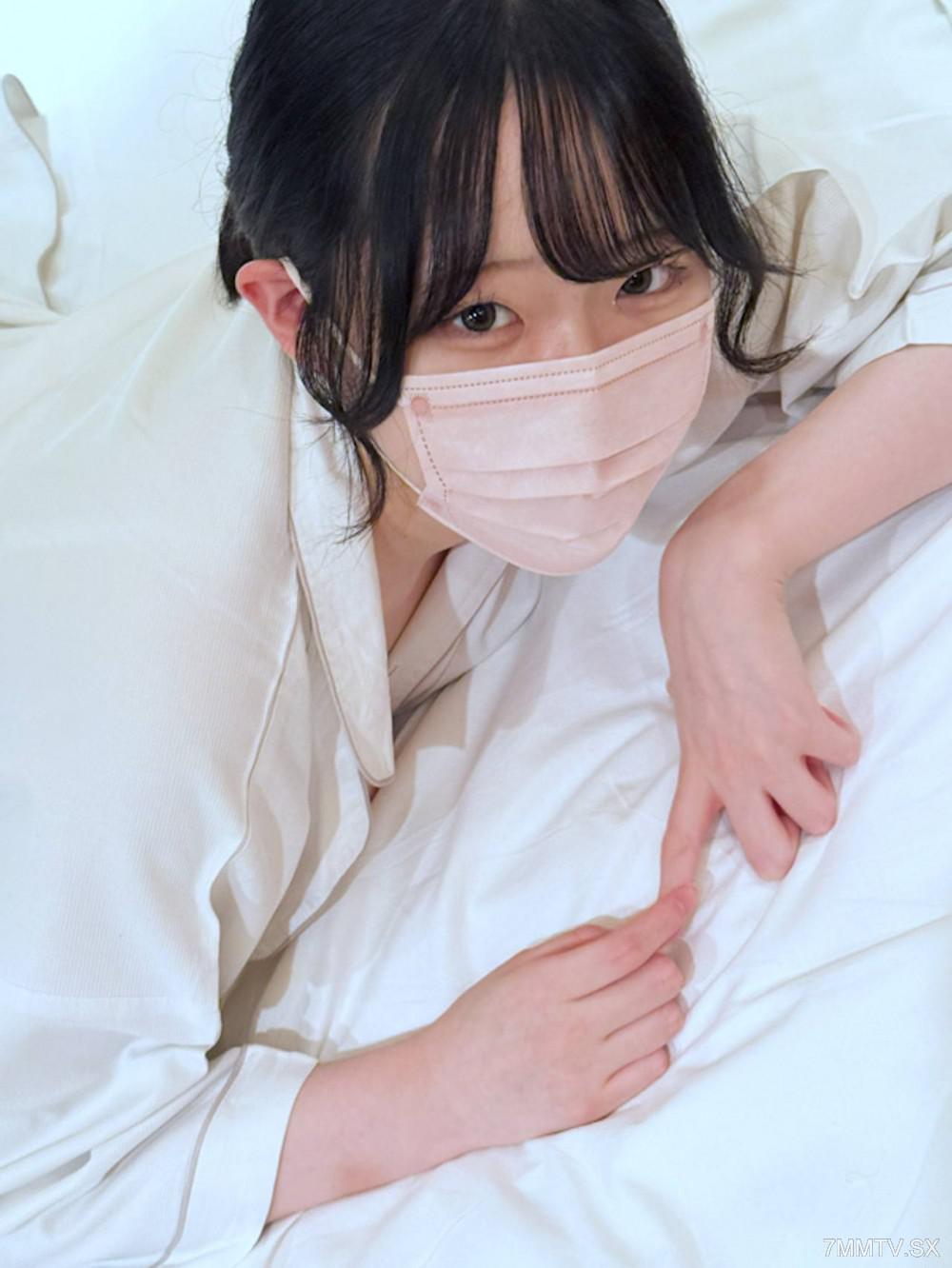 [無碼]fc2-ppv 4692702 「嗯啊♡」說著脫下內褲的SSS級膚色白皙清純的女孩，在使用電動按摩器時不斷高潮♡被變態叔叔隨意擺布